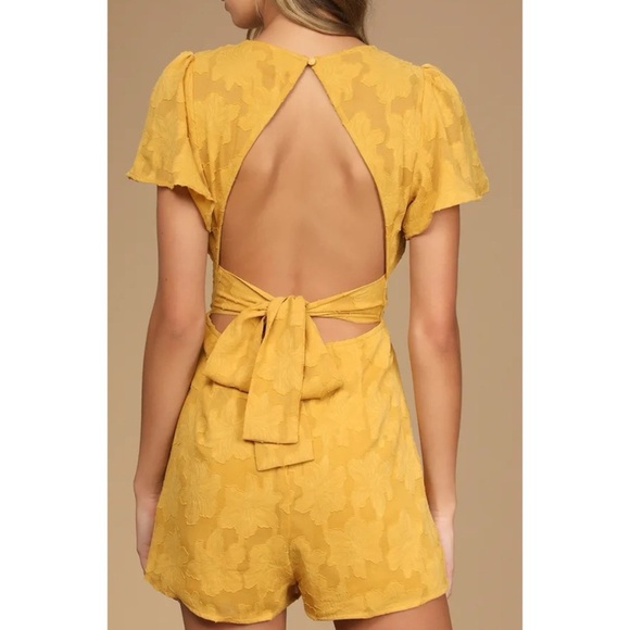💎 Lulus Lovely Times Floral Backless Short Romper Yellow - Picture 1 of 13